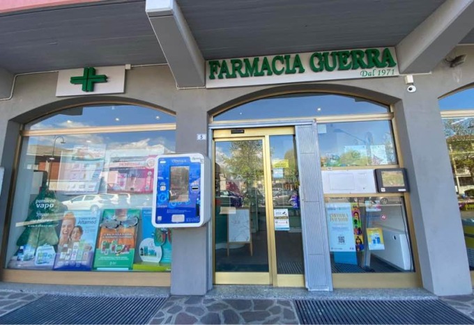 Da oltre mezzo secolo dietro al banco: tre generazioni per la Farmacia Guerra