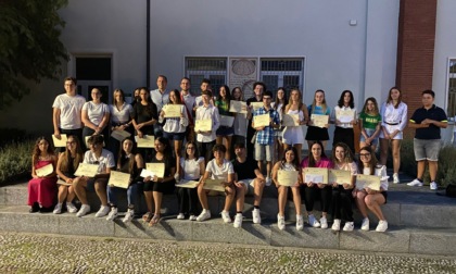 Gli studenti meritevoli premiati in piazza dal Comune