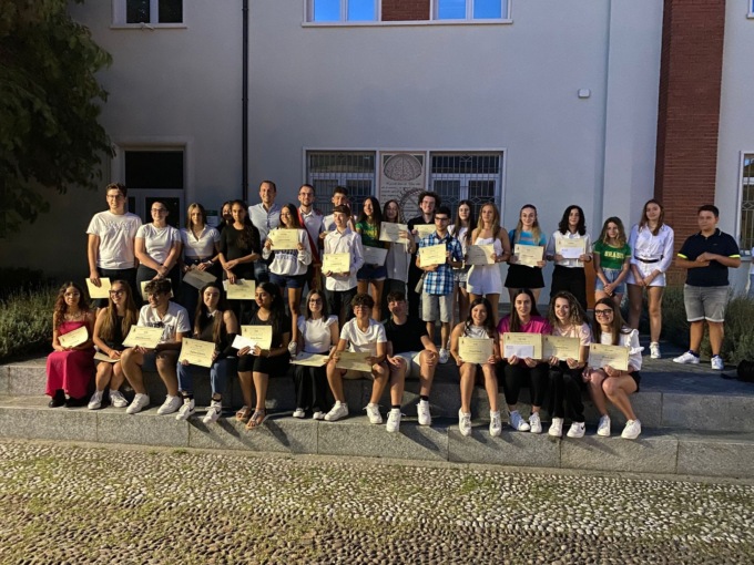 Gli studenti meritevoli premiati in piazza dal Comune