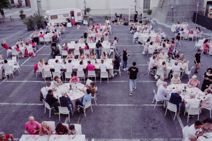 La cena in rosa tinge la piazza di colore