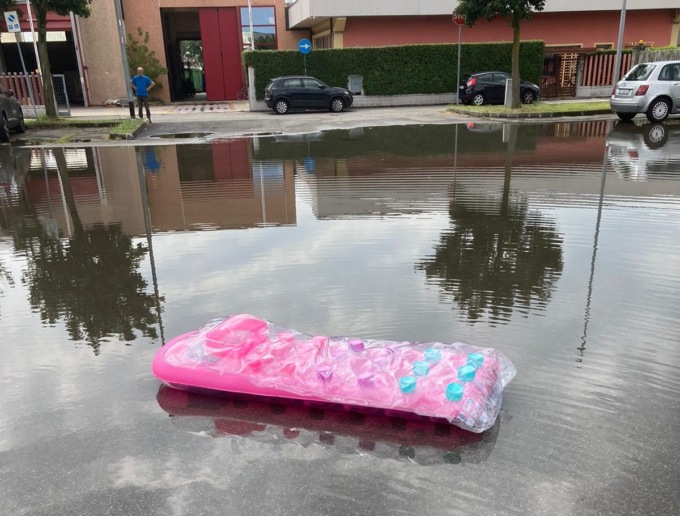 Il piazzale della zona industriale è un lago, gli imprenditori chiedono interventi