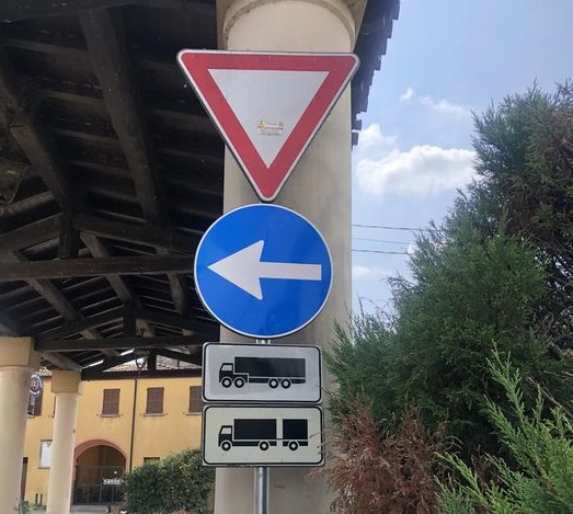 Un cartello sulla provinciale manda in tilt il traffico
