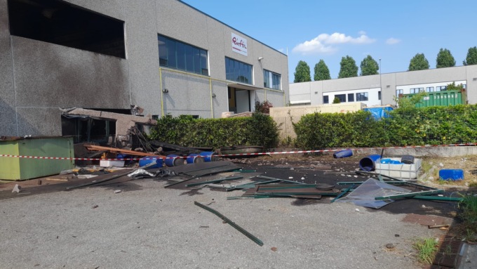 Esplode un’autoclave nel capannone, Vigili del fuoco in azione a Canonica