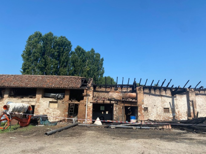 Un cortocircuito, il gran caldo e una grande catasta di legna secca: la cascina va a fuoco