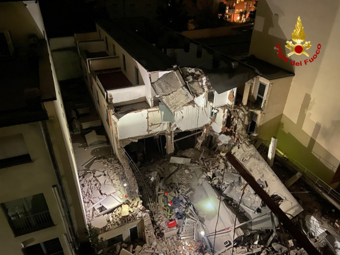Crolla palazzina a Milano, al lavoro anche i Vigili del fuoco di Bergamo