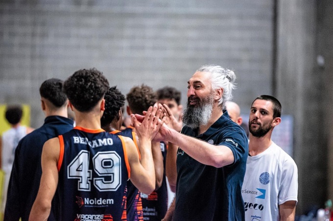 A sorpresa cambia la panchina della Scuola Basket Treviglio Blasizza sostituito con Gamba