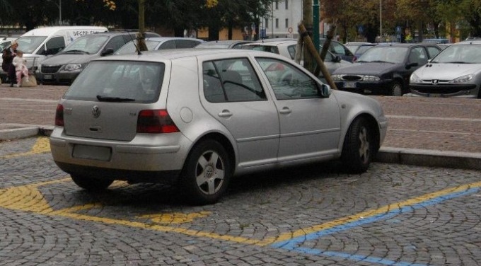 Parcheggi blu sempre gratis per i disabili? Treviglio dice no