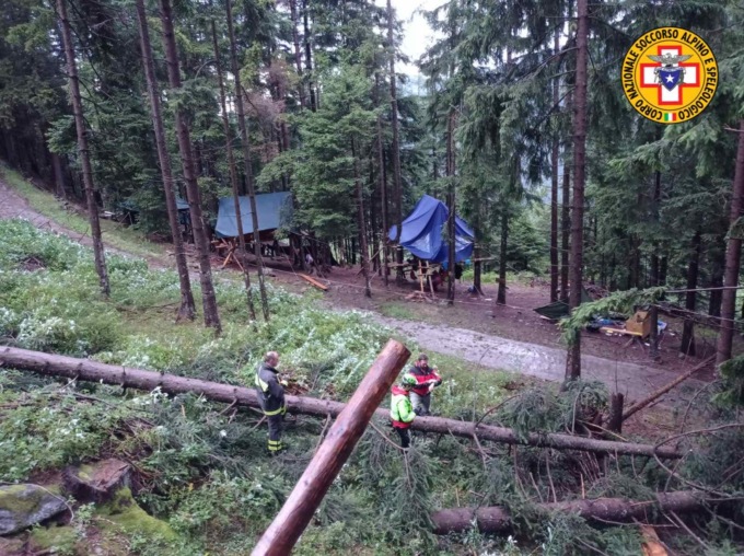Albero cade sulla tenda al campo scout: muore 16enne