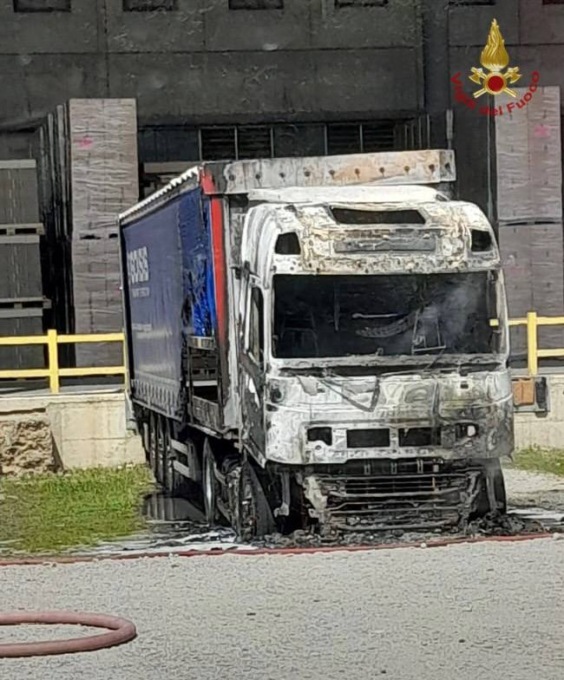 Camion in fiamme, paura a Dalmine