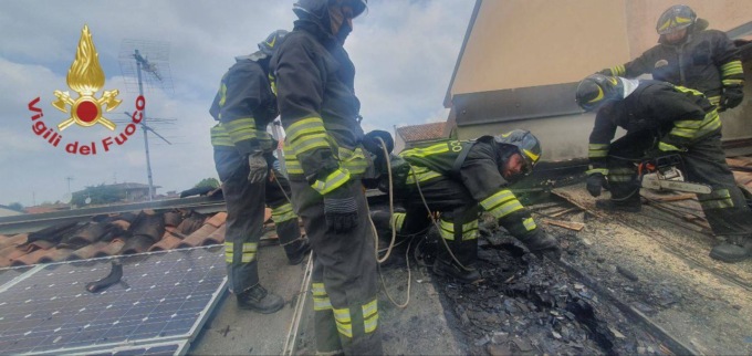 Tetto in fiamme a Caravaggio, intervengono i Vigili del fuoco