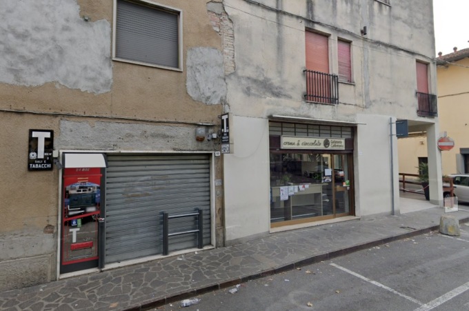 Aggredisce il tabaccaio e tenta di rapinarlo, paura a Brignano