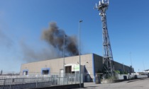 Scoppia un incendio in zona industriale, feriti padre e figlio