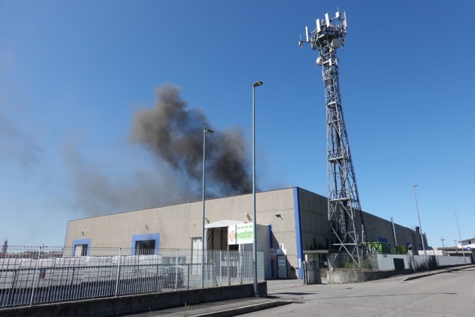 Scoppia un incendio in zona industriale, feriti padre e figlio