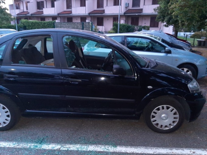 Distrugge le automobili parcheggiate, fermato dai Carabinieri