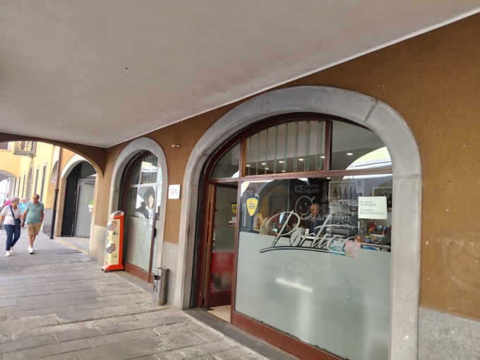 Bar svaligiato all’ora di pranzo, il titolare: “Ormai qui è il far west”