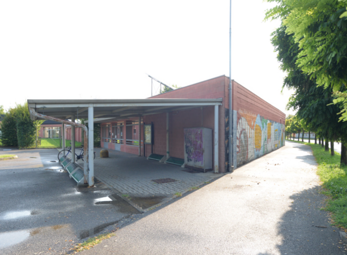 S’intrufolano nella scuola e urinano per terra