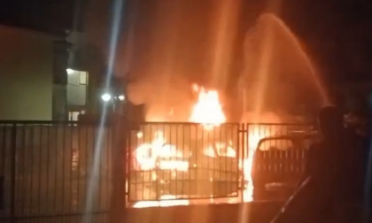 Notte di fuoco a Badalasco, tre auto distrutte dalle fiamme