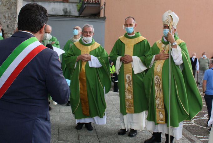 Due comunità unite per il “grazie” a don Luigi Nozza