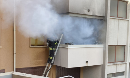 Scoppia l'incendio sul balcone, Vigili del fuoco in via Moroni