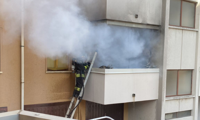 Scoppia l’incendio sul balcone, Vigili del fuoco in via Moroni