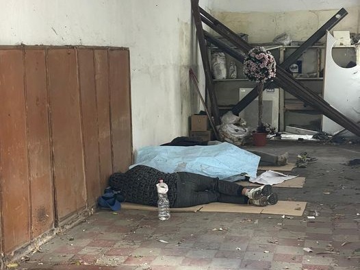 Aprono il garage dell’agenzia per parcheggiare e trovano tre senzatetto che dormono