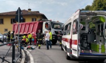 Investita da un camion mentre attraversa la circonvallazione: grave una donna