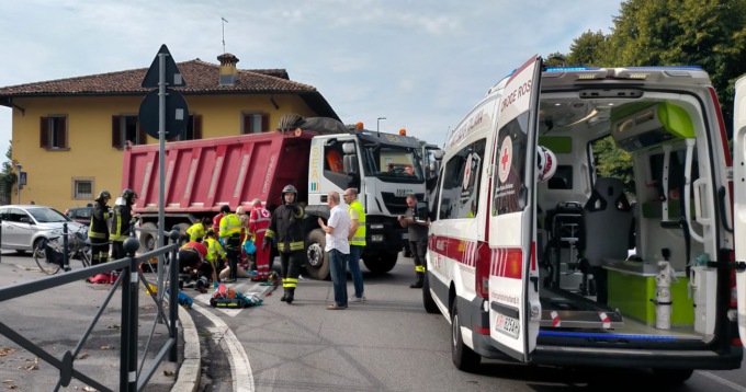 Investita da un camion mentre attraversa la circonvallazione: grave una donna