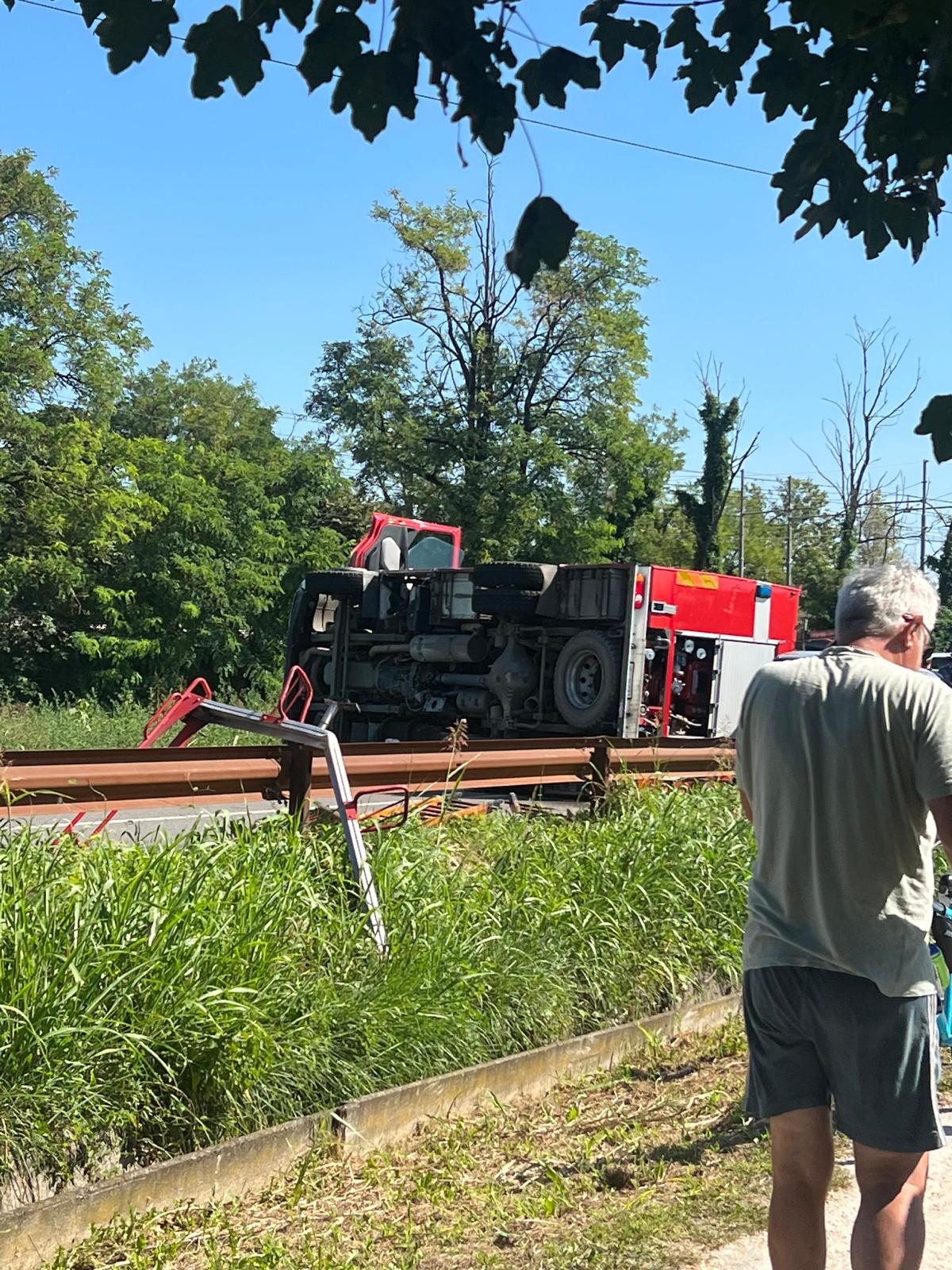 Bariano camion dei pompieri ribaltato