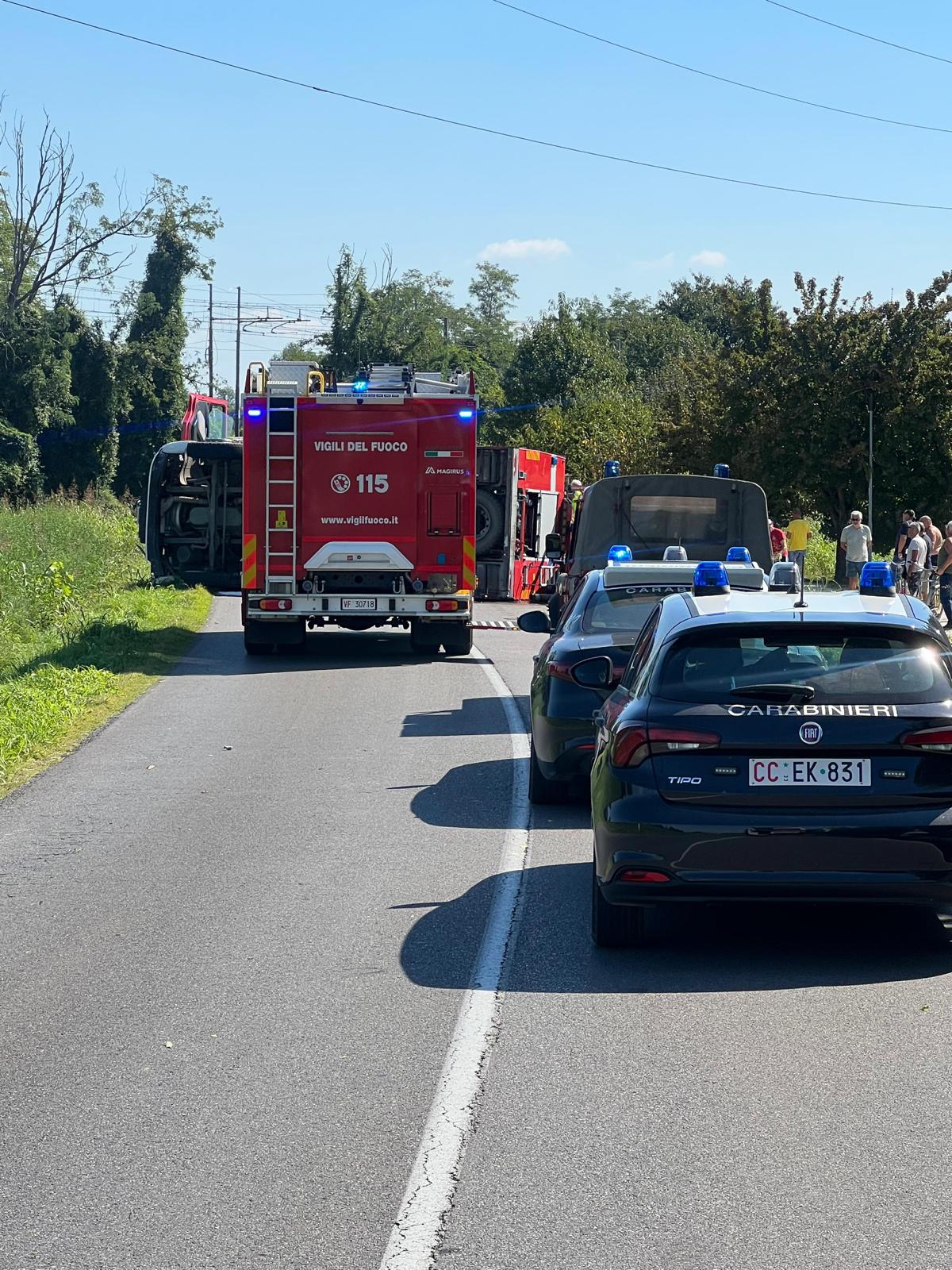 Bariano camion dei pompieri ribaltato