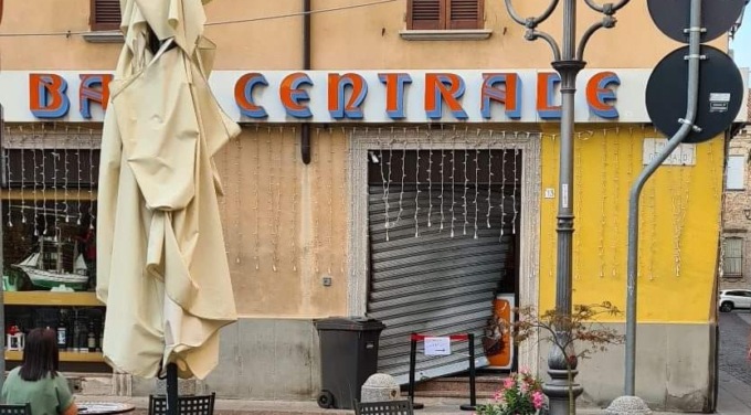 Ladri con auto-ariete svaligiano nella notte il bar Centrale di Caravaggio