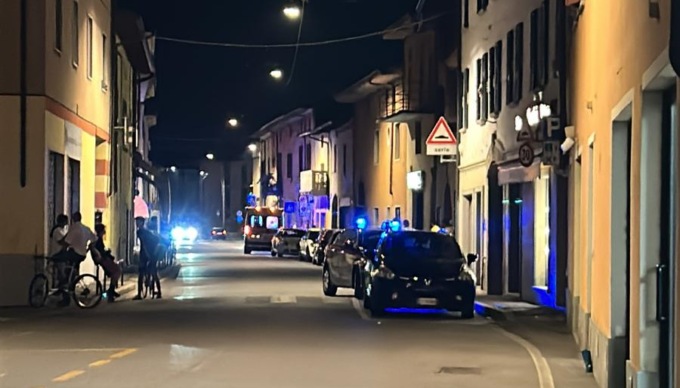 Accoltellato per strada alla testa dopo una lite