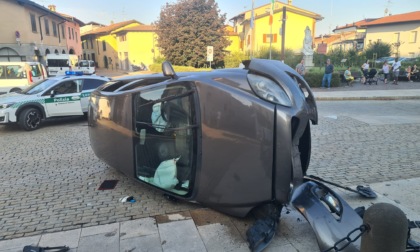 Fuggiva dalla Polizia locale l'uomo che si è ribaltato con l'auto in piazza questo pomeriggio