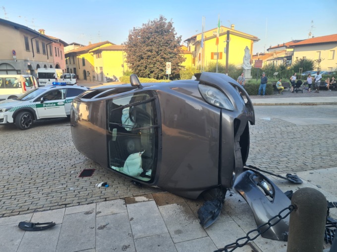 Fuggiva dalla Polizia locale l’uomo che si è ribaltato con l’auto in piazza questo pomeriggio