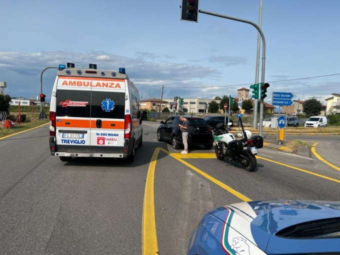 Con lo scooter tampona un’auto al semaforo, grave un 61enne
