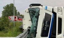 Camion ribaltato a Romano, ferito l'autista 41enne