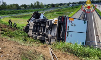 Camion si ribalta in Brebemi, l'incidente all'uscita del casello di Treviglio
