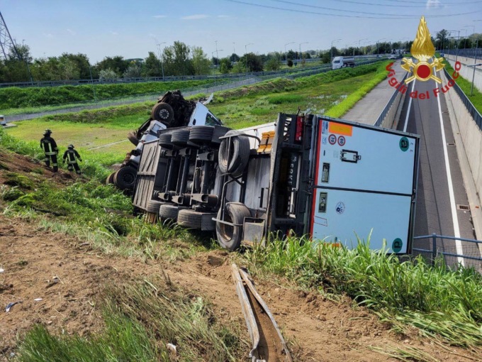 Camion si ribalta in Brebemi, l’incidente all’uscita del casello di Treviglio