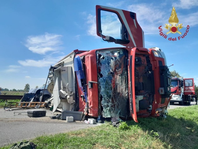 Camion dei Vigili del fuoco si ribalta in via Romano, elisoccorso sul posto