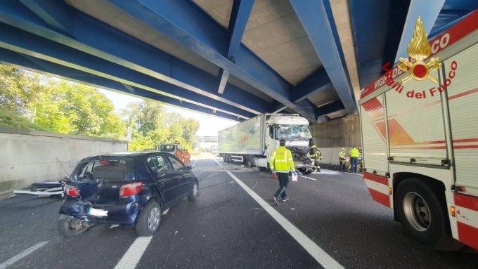 Tremendo schianto sulla A4 tra due camion e un’auto: tre feriti