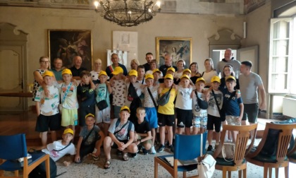 Piccoli calciatori ucraini in visita in città accolti dal sindaco in Municipio