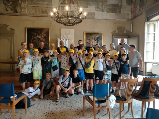 Piccoli calciatori ucraini in visita in città accolti dal sindaco in Municipio
