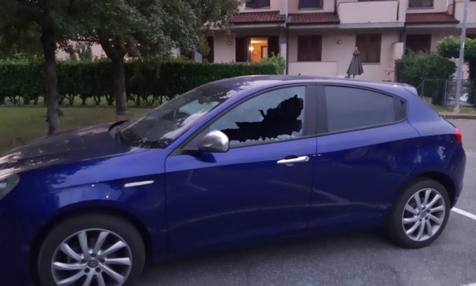 Danneggiò le auto in sosta per vendetta, 36enne vìola i domiciliari e finisce in carcere