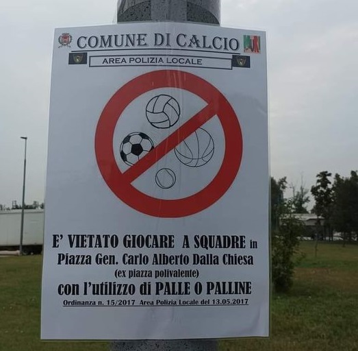 Vietato giocare a palla in piazza: l’ordinanza anti cricket fa discutere