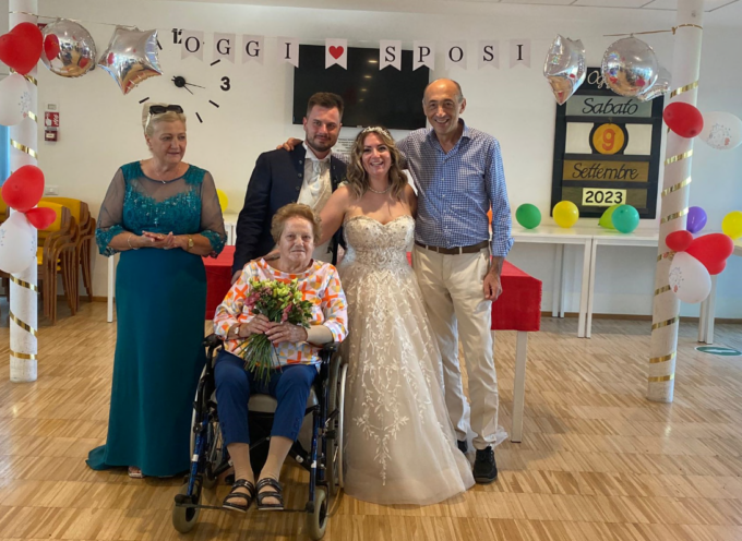 Si sposa ma la torta la mangia con la nonna in casa di riposo