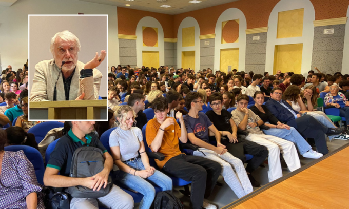 Paolo Crepet incontra gli studenti trevigliesi: “Ognuno di voi è unico e ha diritto alla sua scalata”