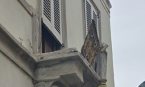 Ditta incaricata dal Comune devasta il balcone storico di Villa Rubini