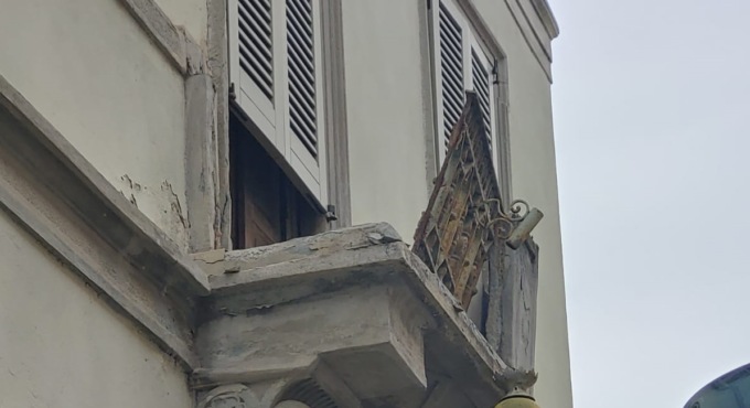 Ditta incaricata dal Comune devasta il balcone storico di Villa Rubini