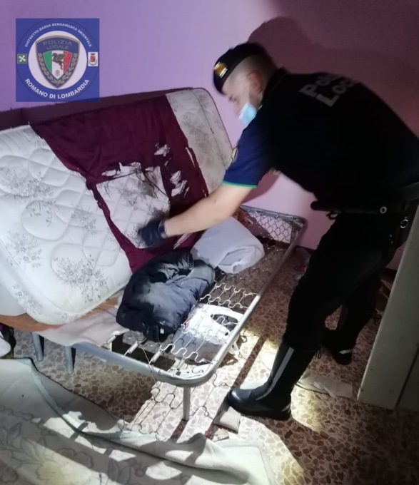 Senza acqua, gas e luce vivevano in un appartamento occupato, denunciati due clandestini