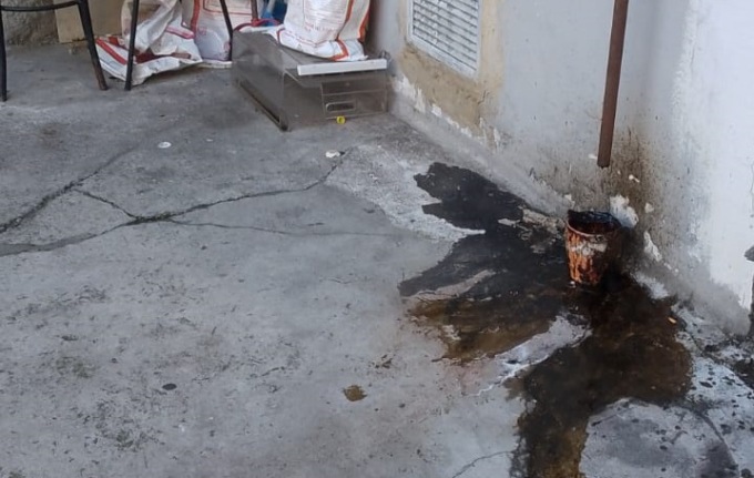Un cortile da incubo vicino al centro: tra rifiuti e degrado