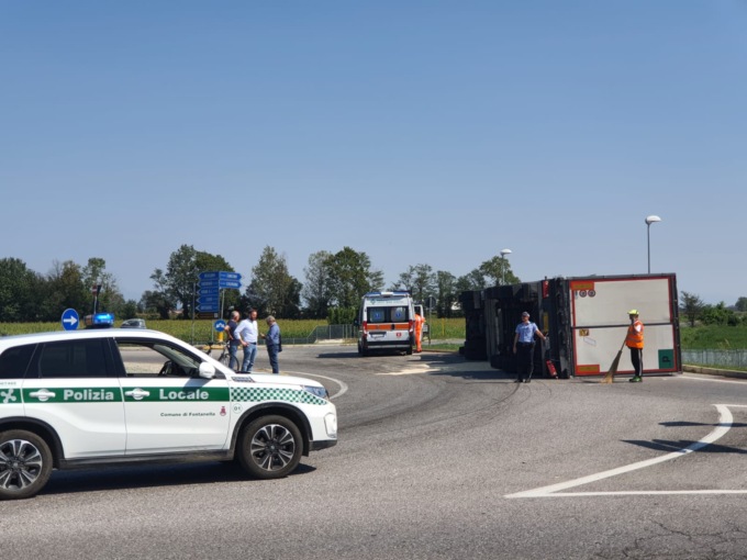 Camion ribaltato sulla rotonda, 38enne in codice verde